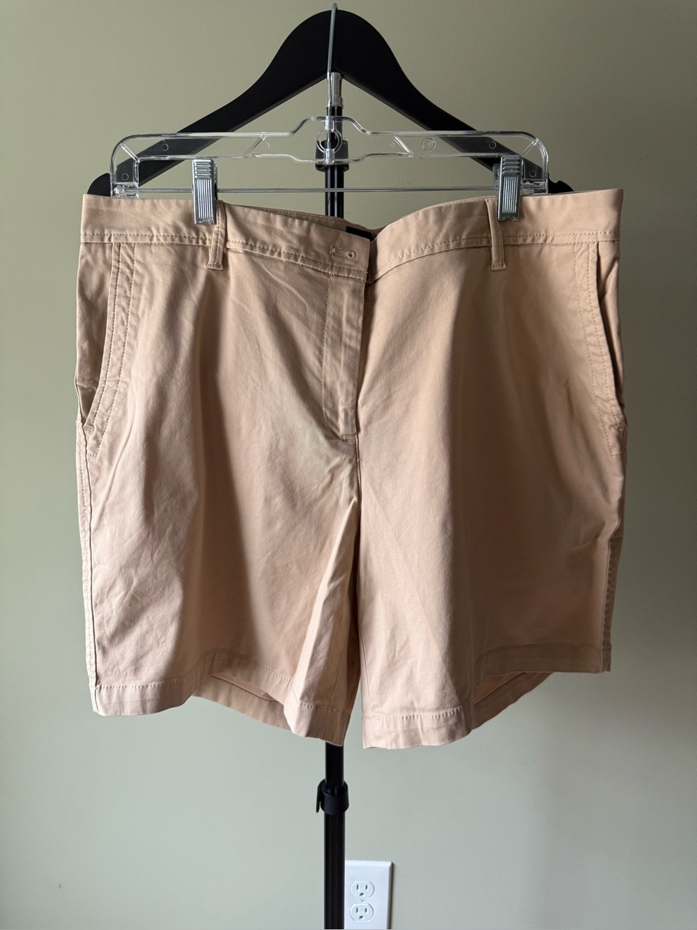 NWOT/EUC TALBOTS Classic Women's Chino Shorts in British Khaki SZ 14